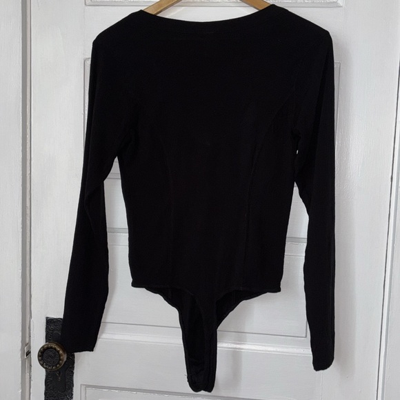 Black V-Neck Buttoned Women's Top - Picture 4 of 6